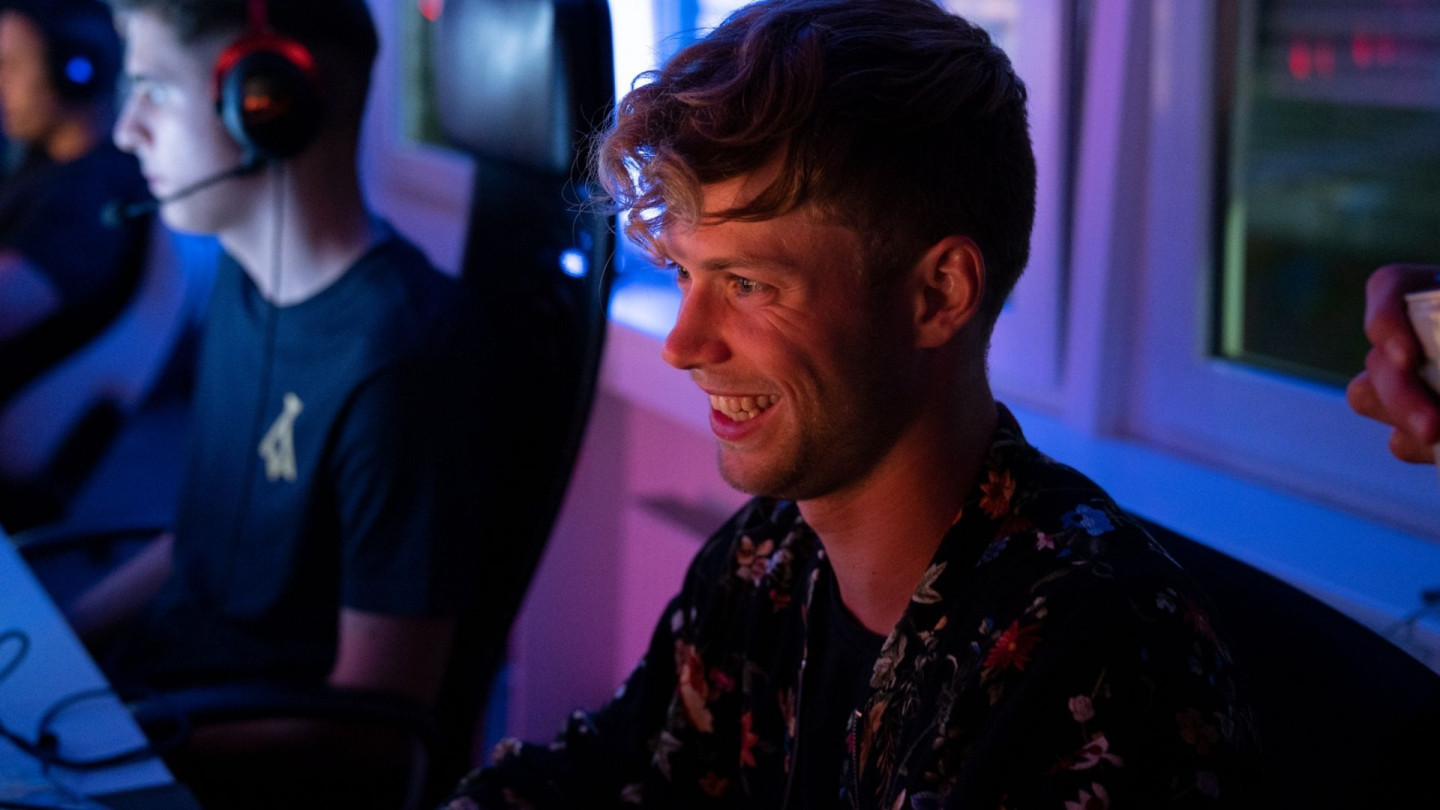 Experience emotions of his fellow gamblers firsthand photo